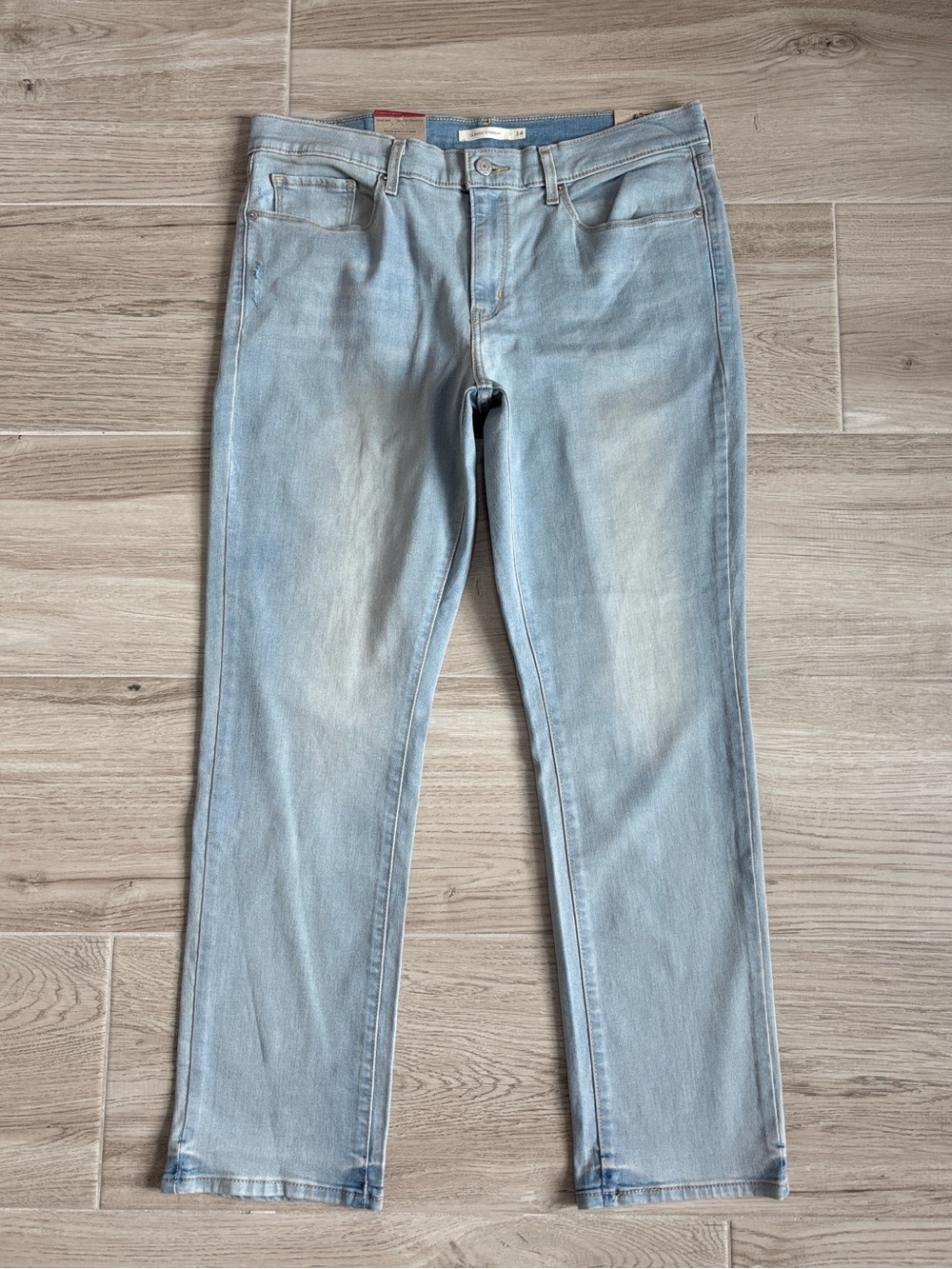 NWT Levi’s Classic Straight Leg Light Blue Jeans Mid-Rise Women’s Size 14